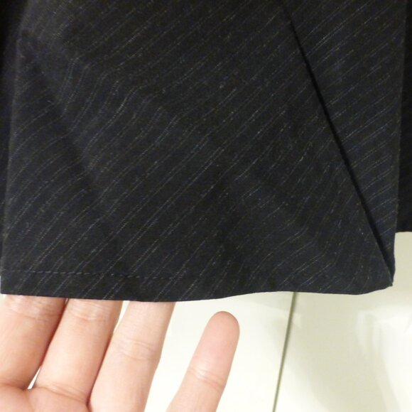 LE CHATEAU black pinstripe zip up peplum top - Picture 10 of 10